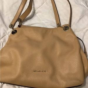 Michael Kors
Raven Large Pebble Butternut Leather Shoulder Bag
